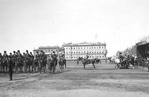 Сотня Собственного его величества конвоя проходит перед императором Николаем II и его свитой у царской палатки во время парада на Марсовом поле.