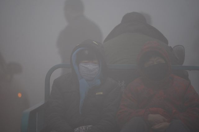Потрясающе густой смог в Харбине