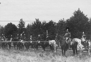 Группа конных офицеров и солдат полка в исторических формах в день празднования 250-летнего юбилея Конно-гренадерского полка .