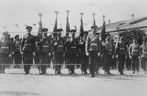 Штандарты полка перед парадом на открытии памятника шефу полка , великому князю Михаилу Николаевичу .