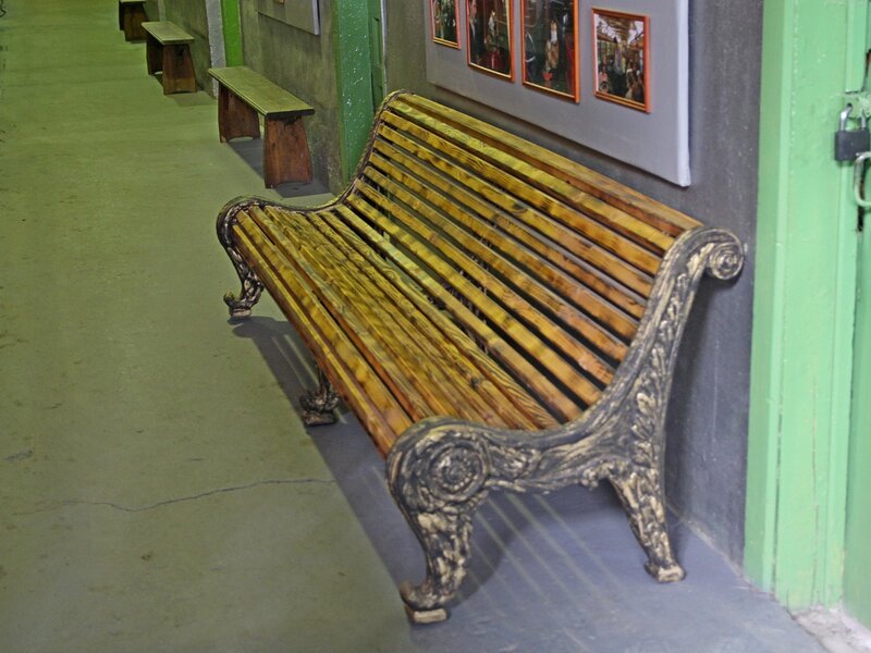 Классическая парковая скамейка  в музее городского электрического транспорта Санкт-Петербурга IMG_8769