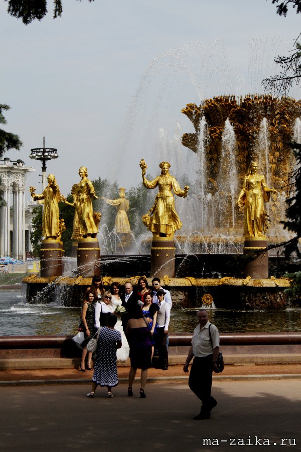 Фонтан 'Дружба народов' на ВДНХ (ВВЦ) - бывший фонтан 'Золотой сноп', Москва, 13 августа 2011 года.