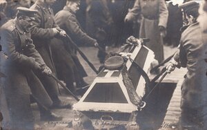 1917. 23 марта. Похороны жертв революции. Спускание гроба в братскую могилу