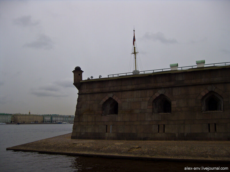 Петропавловская крепость. Из-за стены выглядывает Флажная башня.