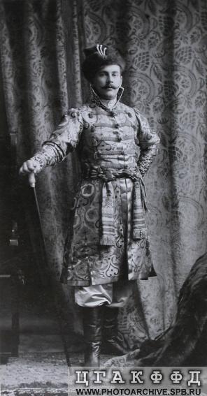 Один из участников костюмированного бала в наряде [боярина XVII века].
