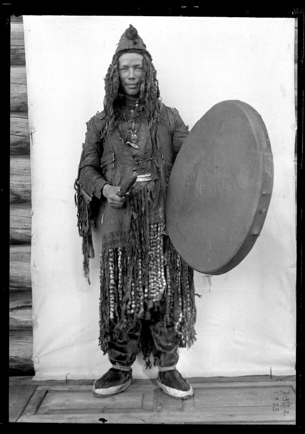 Юкагирский шаман в парадном облачении. 1902