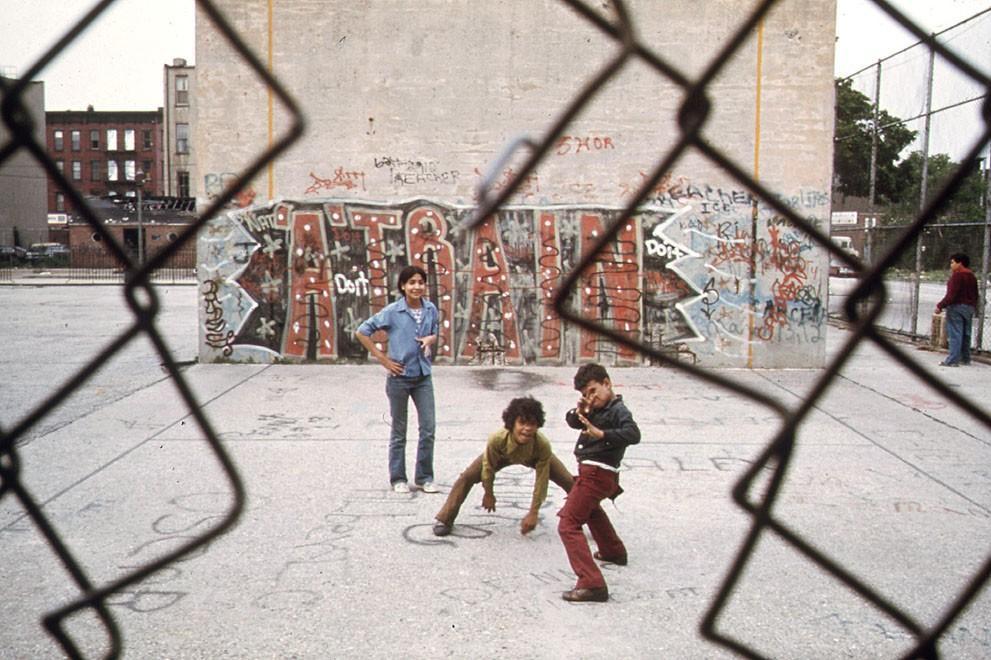 25. Мальчики играют в Линч-парке в Бруклине, июнь 1974.