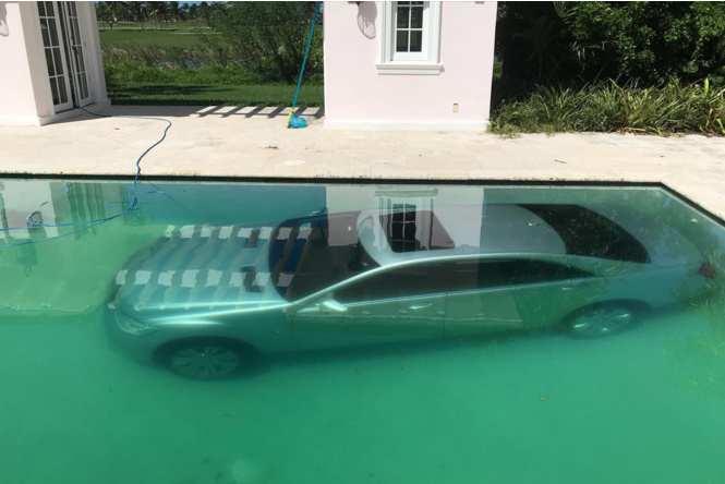 Российская фотомодель утопила в бассейне роскошный Mercedes S400 богатого бойфренда (4 фото)