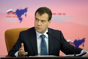 Дмитрий Медведев подписал закон, обязывающий банки сообщать клиентам о комиссии в банкоматах