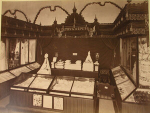 Витрина с изделиями белошвейных мастерских Генриха Перетц в фабричном отделе выставки.