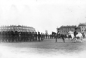 Император Николай II и сопровождающие его лица принимают парад лейб-гвардии Саперного батальона на Марсовом поле.