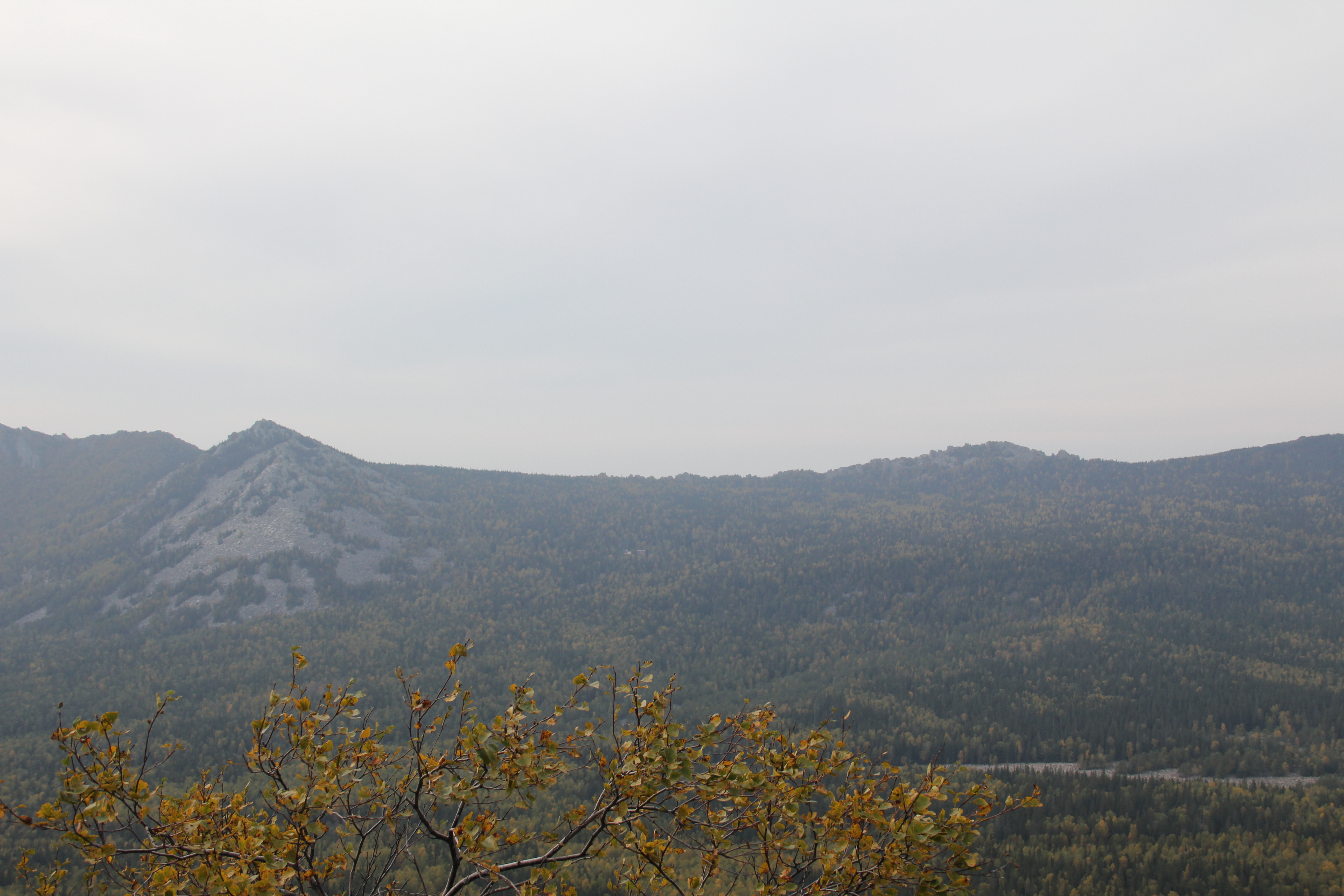 Вид на Митькины скалы со Среднего Таганая