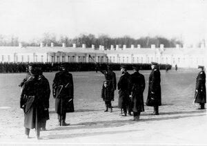 Вид части площади у Екатерининского дворца во время смотра; на первом плане - цесаревич Алексей .