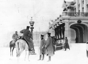 Новобранцы проходят строем мимо императора Николая II во время смотра новобранцев.