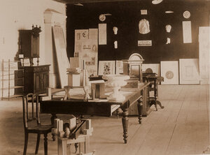 Вид части зала с экспонатами Читинского ремесленного училища императора Николая II.