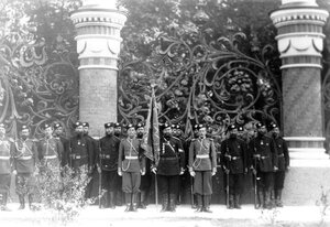 Гвардейские части, прибывшие на освящение храма, в почетном карауле у решетки Михайловского сада.