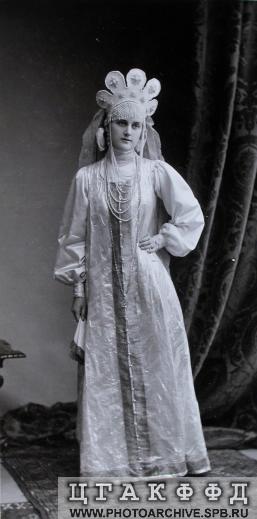 Фрейлина, княжна Е.В.Барятинская в платье для исполнения на бале 