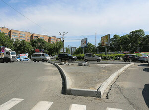 Направляющие островки на дорогах Владивостока защитят от автомобилей