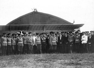 Группа летчиков перед ангаром на Корпусном аэродроме.В первом ряду 6-ой слева - председатель конкурсной комисси С.А.Ульянин, 7-ой - генерал А.В.Каульбарс.