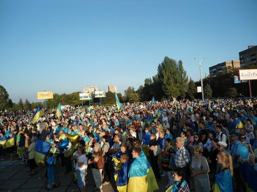 В Мариуполе выложили километр украинских флагов
