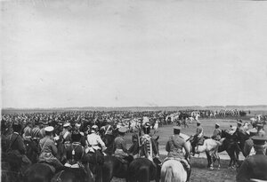 Проходжение кавалерии мимо императора Николая II  и сопровождающих его  лиц.