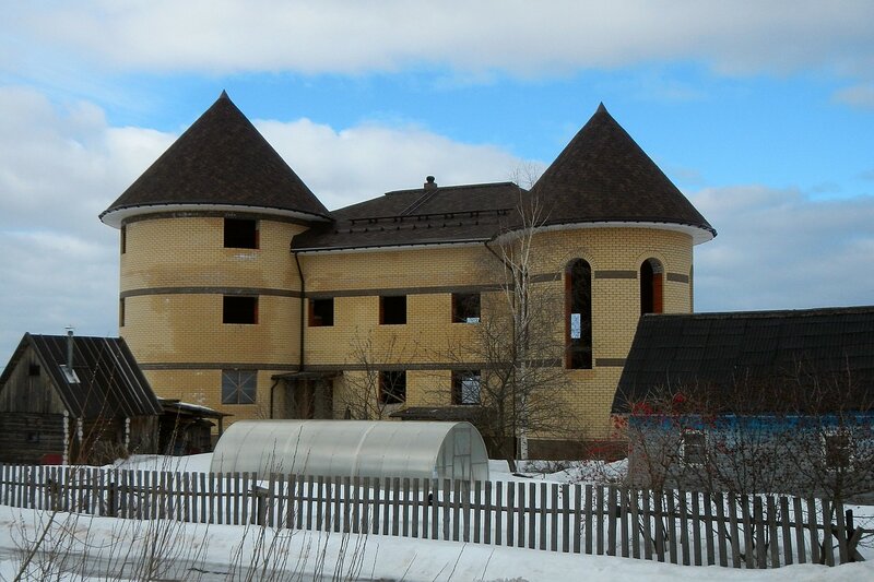 Замок с двумя кирпичными башнями в Дороничах