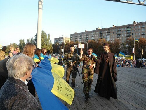 В Мариуполе выложили километр украинских флагов