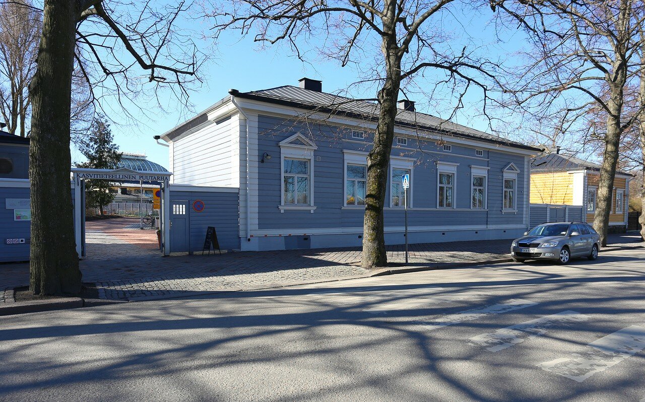 Хельсинки. Деревянные дома 19 века на набережной Кайсаниеменранта