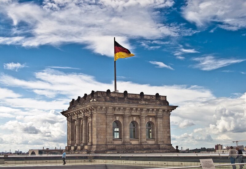 фотографииберлин, германия отчёт, германия фотоотчёт,  фотографии Рейхстага в Берлине, Знамя над рейхстагом, флаг над рейхстагом