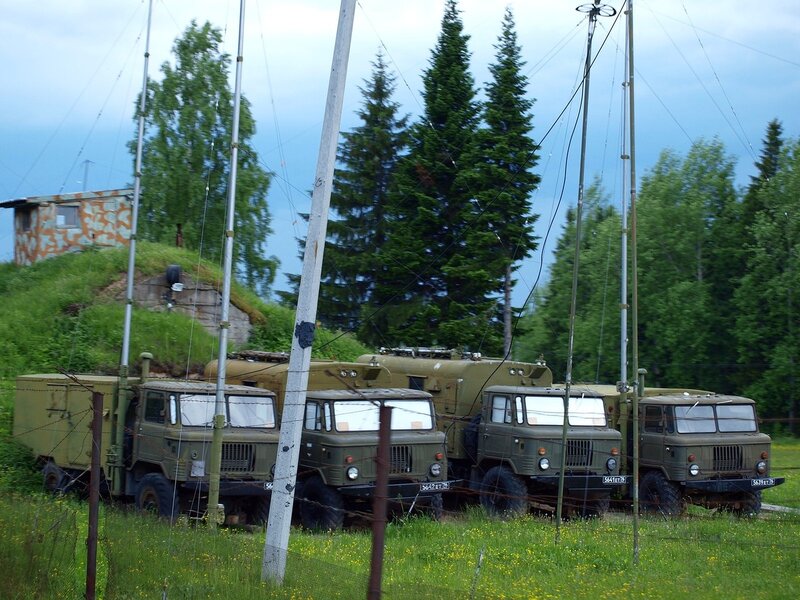 машины с мачтами связи в военной части под Омутнинском в/ч 93515