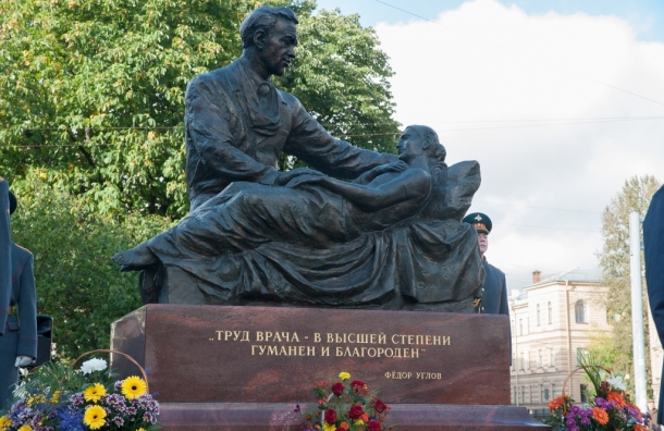 В Петербурге открыли монумент выдающемуся хирургу Федору Углову