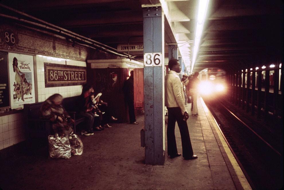 29. Пассажиры ожидают прибытия поезда на линии метро Лексингтон-авеню, апрель 1974.
