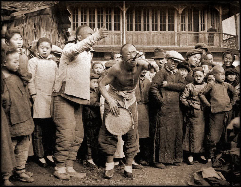  Носильщики тюков с чаем из племени Ладен. Провинция Сычуань. 1908 год. Вес одного тюка 300 фунт