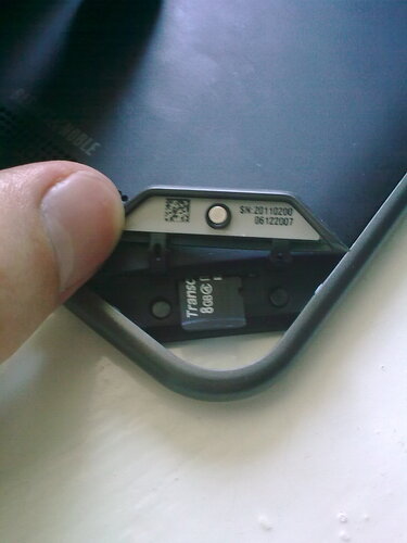 Слот для microSD карточки расположен сзади