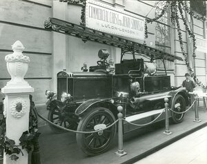 Часть выставочного зала экспонат выставки - пожарная машина английской фирмы.