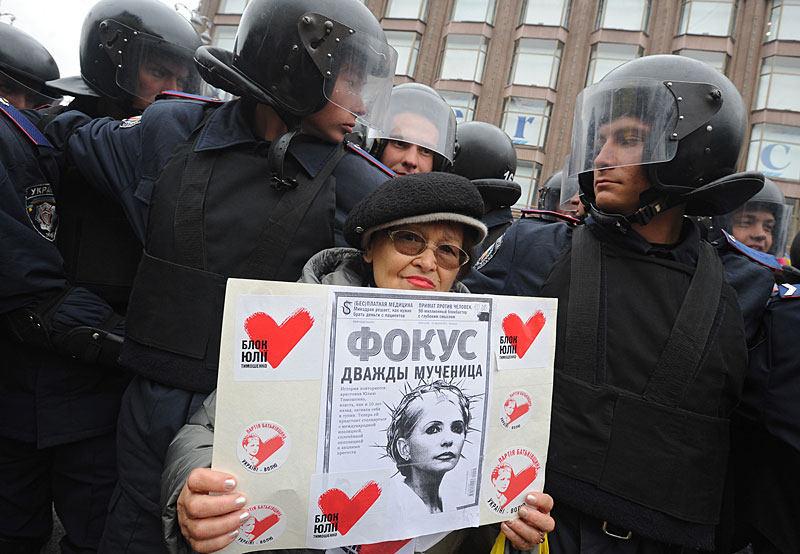 Митинг после оглашения приговора Юлии Тимошенко у здания Печерского суда