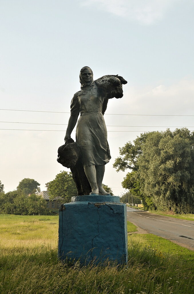 Скульптура на в’їзді в Драбів