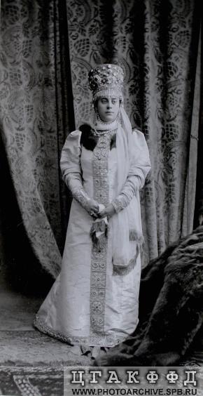 Графиня М.М.Орлова-Давыдова (урожденная Зографо) в костюме боярыни XVII века.