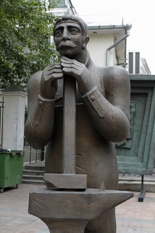 Во дворике музея современного искусства в Москве, Петровка 25, 18 августа 2011 года.
