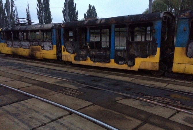 В Киеве произошел кошмарный пожар: прямо на территории депо сгорел трамвай