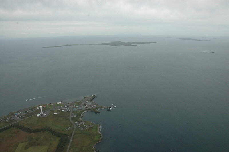 Вид из самолета, со стороны Японии, на острова Малой Курильской гряды - на горизонте едва виден Шикотан.
