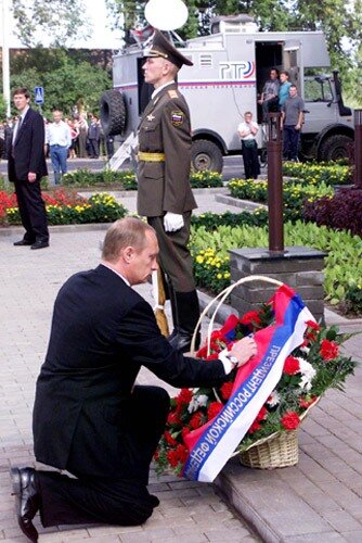Президент Путин открывает памятный камень погибшим из ВДВ, в День ВДВ. 2 августа 2000 года.