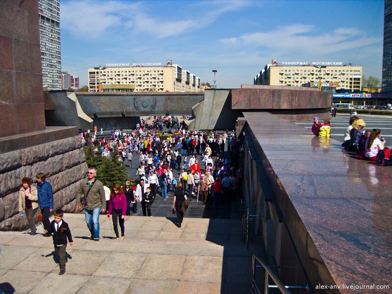 Ещё один вид площади. На заднем плане - Московский проспект.