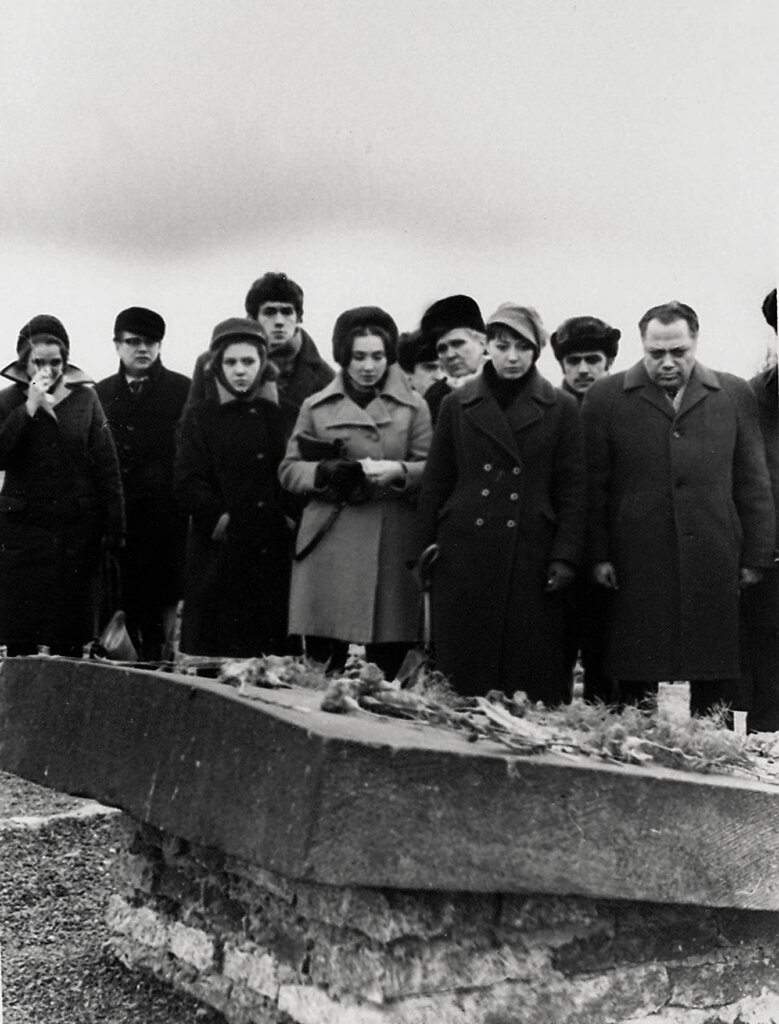 Светлана Собинова со студентами ГИТИСа на месте советского барака в Бухенвальде. 1972 год.