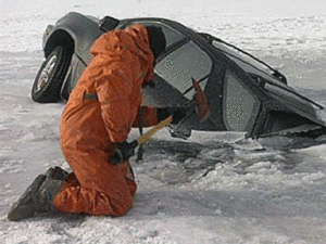 В Приморье автомобиль провалился под лёд: один человек погиб