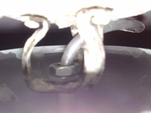Фото 6. Стволовая (несущая) трубка люстры крепится к трёхлапому кронштейну за счёт резьбы, гайки и контргайки.