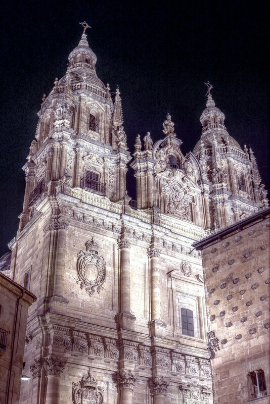 Ночная Саламанка. Церковь духовенства (Iglesia de La Clerecía). HDR