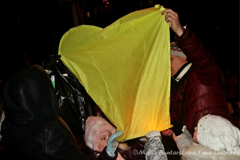 Запуск небесных фонариков в День всех влюблённых, Саратов, 14 февраля 2013 года