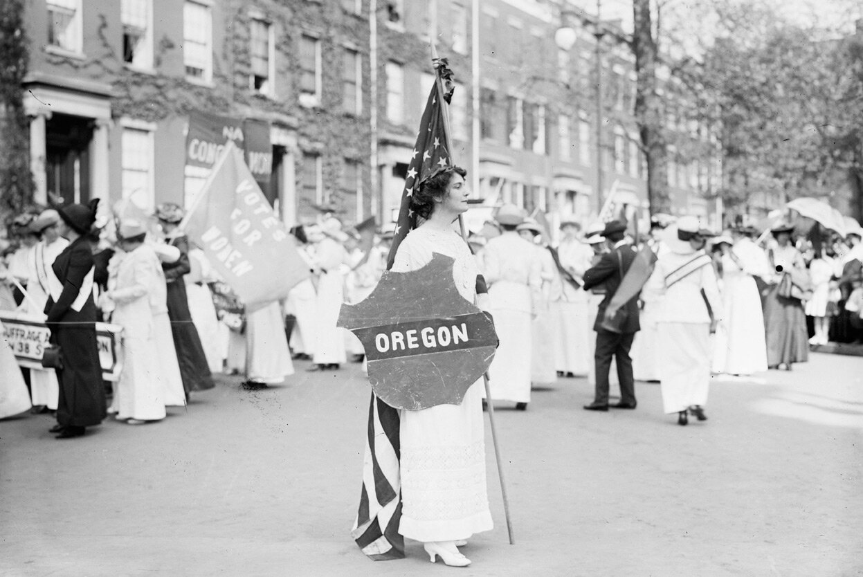 Актриса Маргарет Вейл Хоу участвует в параде в Вашингтоне в марте 1913 года