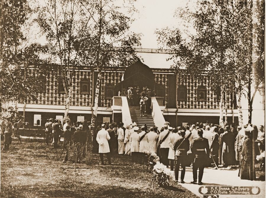 Николай II посетил палаты Романовых.